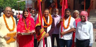 माता के जयकारों के साथ वैष्णो देवी के लिए पदयात्रा रवाना A pilgrimage on foot to Vaishno Devi sets off amidst chants in praise of the Goddess.