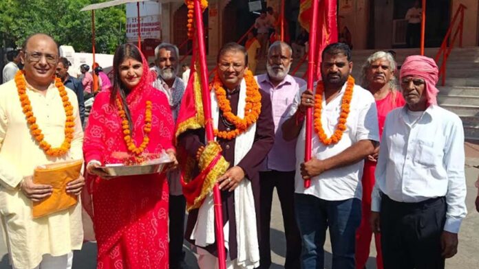 A pilgrimage on foot to Vaishno Devi sets off amidst chants in praise of the Goddess. A pilgrimage on foot to Vaishno Devi sets off amidst chants in praise of the Goddess.