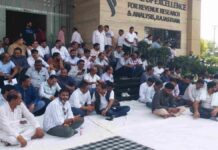 आबकारी नीति के विरोध में शराब ठेकेदारों का धरना: अनिश्चितकालीन आंदोलन की चेतावनी