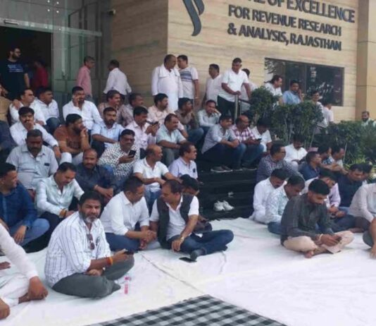 आबकारी नीति के विरोध में शराब ठेकेदारों का धरना: अनिश्चितकालीन आंदोलन की चेतावनी