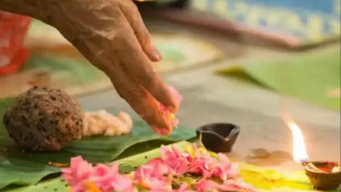 Offerings to ancestors on Sarvapitri Amavasya Offerings to ancestors on Sarvapitri Amavasya