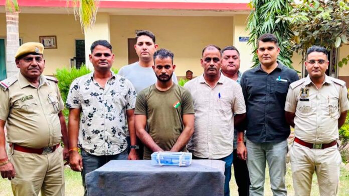 Vehicle thief nabbed by police before he could rob cashier agents. Vehicle thief nabbed by police before he could rob cashier agents.