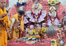 चांदपोल के रामचंद्र जी मंदिर में मंत्रोच्चार के साथ हुआ शस्त्र पूजन Weapons were consecrated amidst the chanting of mantras at the Ramchandra Ji temple in Chandpol.