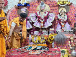 चांदपोल के रामचंद्र जी मंदिर में मंत्रोच्चार के साथ हुआ शस्त्र पूजन Weapons were consecrated amidst the chanting of mantras at the Ramchandra Ji temple in Chandpol.