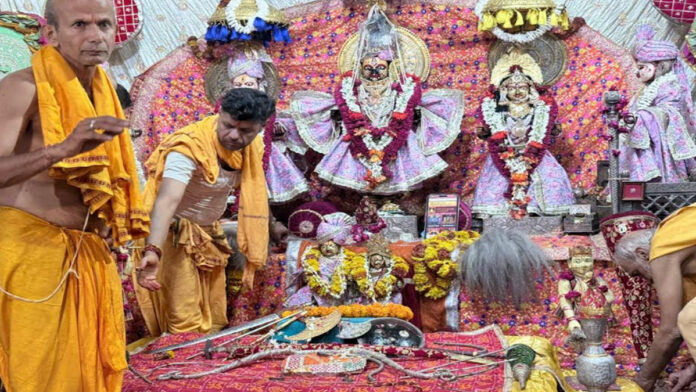Weapons were consecrated amidst the chanting of mantras at the Ramchandra Ji temple in Chandpol. Weapons were consecrated amidst the chanting of mantras at the Ramchandra Ji temple in Chandpol.