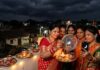 बादलों में छिपा रहा चांद, महिलाओं ने मोबाइल पर दर्शन कर खोला करवा चौथ का व्रत