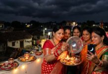 बादलों में छिपा रहा चांद, महिलाओं ने मोबाइल पर दर्शन कर खोला करवा चौथ का व्रत