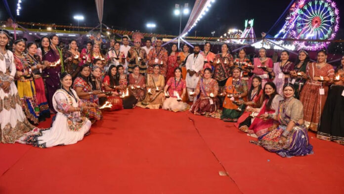 Enthusiasm surges at the Dandiya festival. Enthusiasm surges at the Dandiya festival.