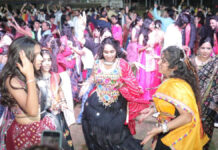 म्हारो सतरंगी डांडिया में उमड़ा उत्साह, हजारों महिलाओं और बालिकाओं ने मचाई गरबा की धूम Enthusiasm surges at the vibrant, multi-colored Dandiya event.
