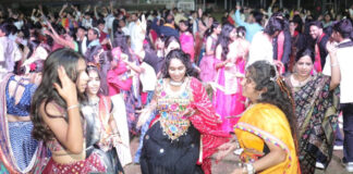 म्हारो सतरंगी डांडिया में उमड़ा उत्साह, हजारों महिलाओं और बालिकाओं ने मचाई गरबा की धूम Enthusiasm surges at the vibrant, multi-colored Dandiya event.
