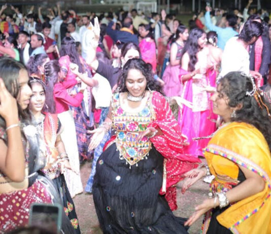 म्हारो सतरंगी डांडिया में उमड़ा उत्साह, हजारों महिलाओं और बालिकाओं ने मचाई गरबा की धूम Enthusiasm surges at the vibrant, multi-colored Dandiya event.