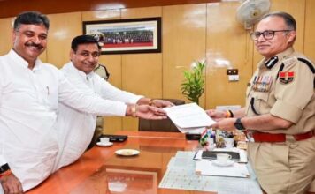 निकाय चुनाव में पुलिस की भूमिका पर कांग्रेस ने डीजीपी को सौंपा ज्ञापन Congress submits memorandum to DGP regarding police role in civic body elections.