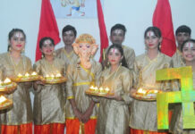 कश्मीरी से राजस्थानी लोकनृत्यों तक दिखी भारतीय संस्कृति की विविधता The diversity of Indian culture was on display, ranging from Kashmiri to Rajasthani folk dances.