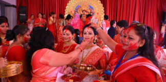 दुर्गाबाड़ी में धूमधाम से मनाया गया ‘सिंदूर उत्सव’