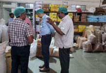 खाद्य प्रतिष्ठान में मिलीं गंभीर खामियां: खुले खाद्य पदार्थों पर मक्खियां और उत्पादों पर फफूंद