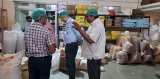 खाद्य प्रतिष्ठान में मिलीं गंभीर खामियां: खुले खाद्य पदार्थों पर मक्खियां और उत्पादों पर फफूंद