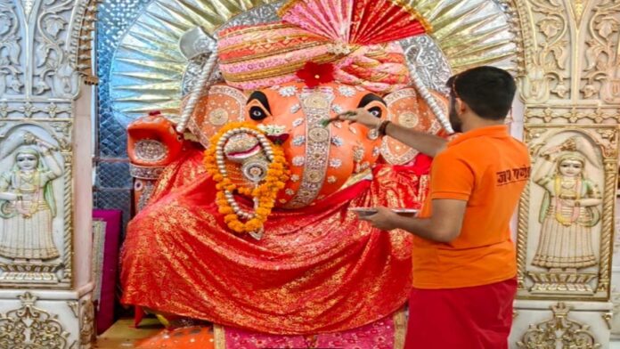 Panchamrit Abhishek of Shri Nahar's Ganesha on Som-Pushya Panchamrit Abhishek of Shri Nahar's Ganesha on Som-Pushya