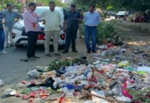 कचरे का ढेर देख रुके महापौर ने मौके पर खड़े रहकर करवाई सफाई
