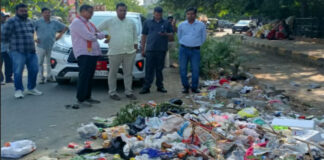 कचरे का ढेर देख रुके महापौर ने मौके पर खड़े रहकर करवाई सफाई
