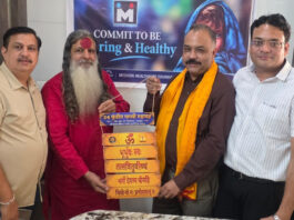 गायत्री परिवार की अनूठी पहल: लकड़ी पर उकेरा गया ईको-फ्रेंडली आमंत्रण पत्र