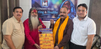 गायत्री परिवार की अनूठी पहल: लकड़ी पर उकेरा गया ईको-फ्रेंडली आमंत्रण पत्र