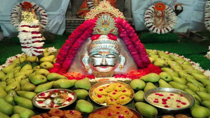Shri Gopeshwar Nath Mahadev adorned in a divine, extraordinary display. Shri Gopeshwar Nath Mahadev adorned in a divine, extraordinary display.