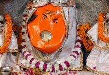 परकोटा गणेश मंदिर में 101 किलो दूध से अभिषेक Abhishek performed with 101 kg of milk at the Parkota Ganesh Temple.