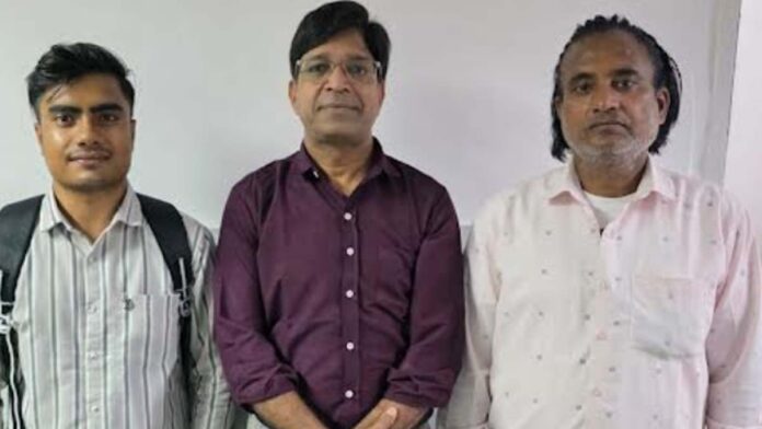 Father and son underwent simultaneous surgery for a blocked nose and breathing obstruction. Father and son underwent simultaneous surgery for a blocked nose and breathing obstruction.