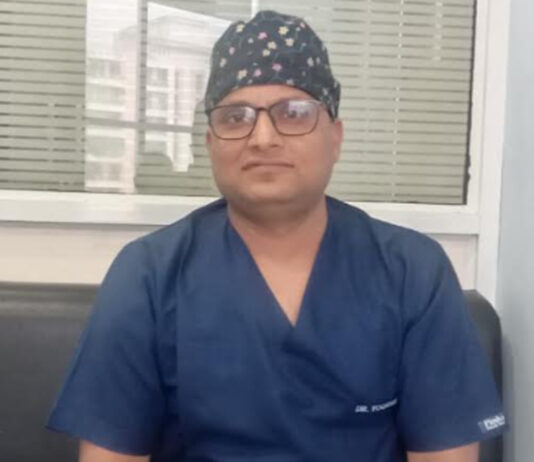 चिकित्सकों ने की 70 वर्षीय महिला की जटिल स्पाइनल सर्जरी Doctors performed a complex spinal surgery on a 70-year-old woman.