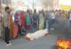 न्यू सांगानेर रोड पर ‘लाल निशान’ से बवाल : जेडीए के खिलाफ महिलाओं ने निकाली प्रतीकात्मक अर्थी 14-year-old girl kidnapped in UP rescued