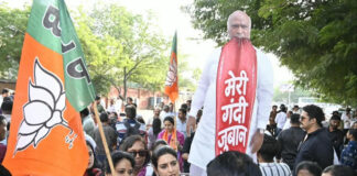 प्रधानमंत्री मोदी पर टिप्पणी से भड़की भाजपा: जयपुर में खड़गे का पुतला फूंका