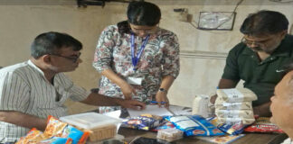 त्योहारों पर खाद्य सुरक्षा विभाग ने लिए विभिन्न प्रतिष्ठानों से नमूने