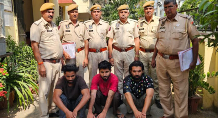 Three accused arrested for stealing mobile phones on a low-floor bus Three accused arrested for stealing mobile phones on a low-floor bus