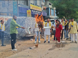 मदन राठौड़ के कथित बयान के विरोध में आप ने पुतला दहन कर जताया आक्रोश