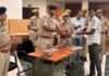 मेट्रो पुलिस ने 15 लाख रुपए के 35 गुमशुदा मोबाइल लौटाए
