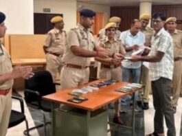 मेट्रो पुलिस ने 15 लाख रुपए के 35 गुमशुदा मोबाइल लौटाए
