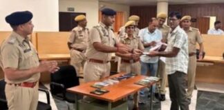 मेट्रो पुलिस ने 15 लाख रुपए के 35 गुमशुदा मोबाइल लौटाए