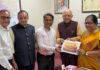 गोबर से बने कागज पर प्रकाशित ‘गोमय ज्ञान सागर’ सांसद मंजू शर्मा को भेंट