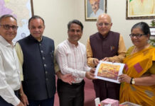 गोबर से बने कागज पर प्रकाशित ‘गोमय ज्ञान सागर’ सांसद मंजू शर्मा को भेंट