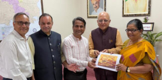 गोबर से बने कागज पर प्रकाशित ‘गोमय ज्ञान सागर’ सांसद मंजू शर्मा को भेंट