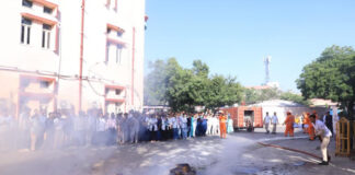 एनआईए में अग्नि सुरक्षा की मॉक ड्रिल: दमकल दल ने बताए बचाव के तरीके Fire safety mock drill at NIA: Fire crew demonstrated rescue techniques.