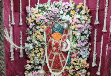 पूर्व मुखी हनुमान मंदिर में सजी मनमोहक फूल बंगला झांकी