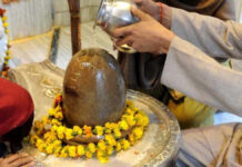गुरु प्रदोष और मासिक शिवरात्रि के दुर्लभ संयोग पर शिव मंदिरों में उमड़े श्रद्धालु