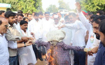 भाजपा प्रदेशाध्यक्ष के बयान के विरोध में कांग्रेस ने विरोध-प्रदर्शन कर पुतले फूंके