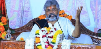 रामकथा: “भए प्रगट कृपाला…” पर झूमे श्रद्धालु Ramkatha: Devotees sway to the verses of “Bhae Pragat Kripala...”