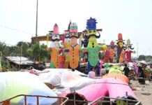 बेमौसम की बारिश से रावण,कुंभकर्ण और मेघनाथ के पुतले भीगे: कारीगरों पर फिर टूटा आर्थिक संकट