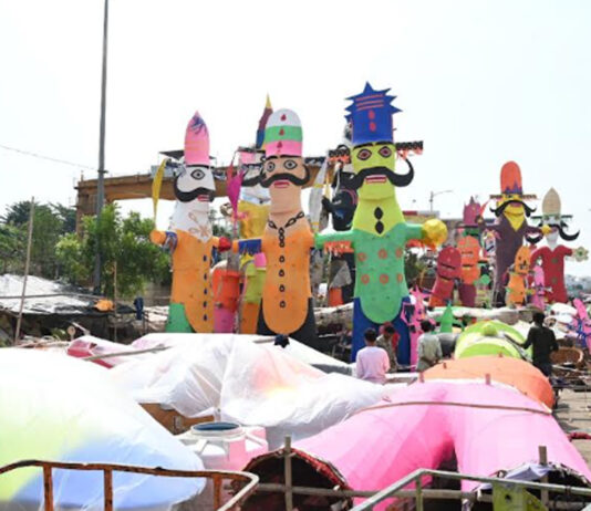 बेमौसम की बारिश से रावण,कुंभकर्ण और मेघनाथ के पुतले भीगे: कारीगरों पर फिर टूटा आर्थिक संकट