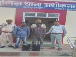 ई-रिक्शा की बैटरी चोरी करने वाले दो सगे भाई गिरफ्तार Two brothers arrested for stealing e-rickshaw batteries.