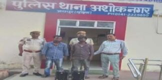 ई-रिक्शा की बैटरी चोरी करने वाले दो सगे भाई गिरफ्तार Two brothers arrested for stealing e-rickshaw batteries.