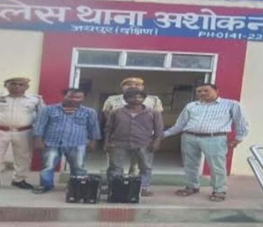 ई-रिक्शा की बैटरी चोरी करने वाले दो सगे भाई गिरफ्तार Two brothers arrested for stealing e-rickshaw batteries.